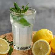 acqua e limone frizzante vino analcolico